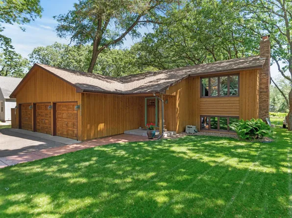 7625 Knollwood Dr, Mounds View, MN 55112