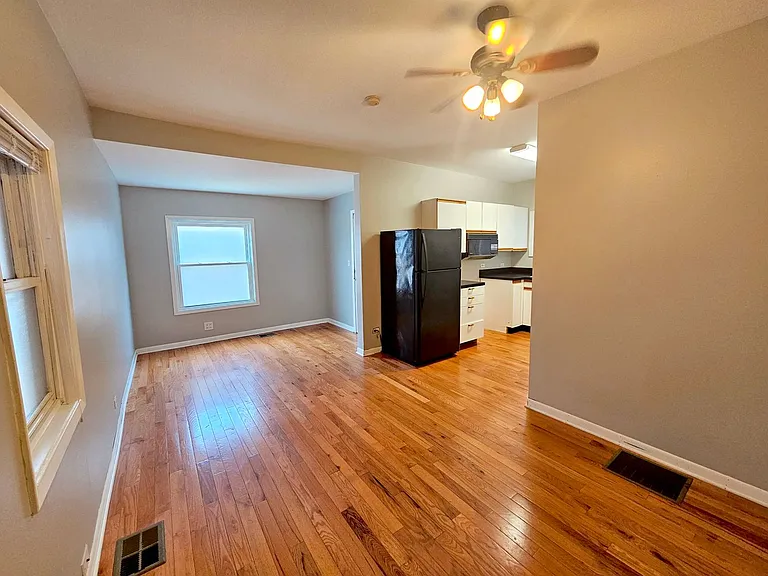 2420 N Greenview Ave — Photo 2