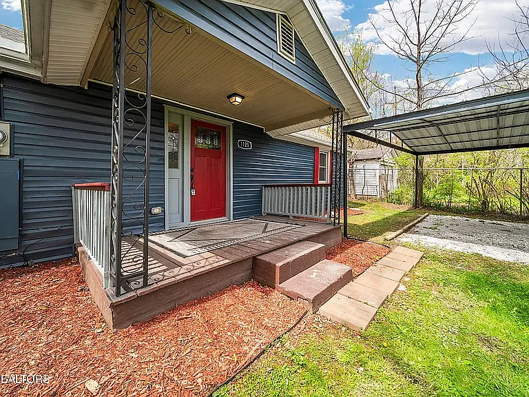 1121 Forsythe St — Photo 2