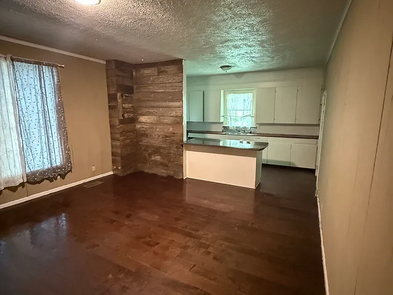 214 Yeates St — Photo 5