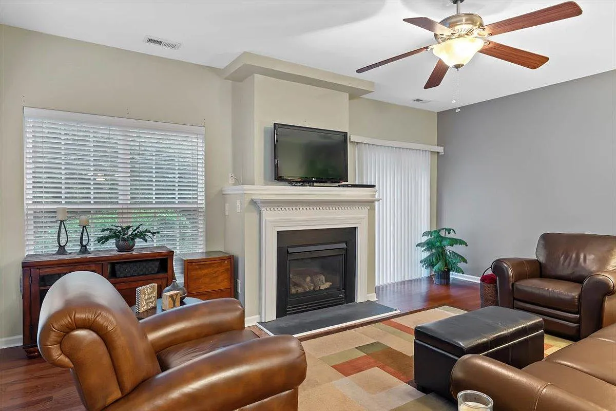 3 bed, 2.5 bath, 1657 sqft, $2,000 — Photo 3