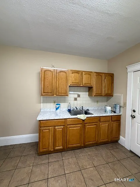 3 bed, 1.0 bath, 1000 sqft, $1,700 — Photo 3