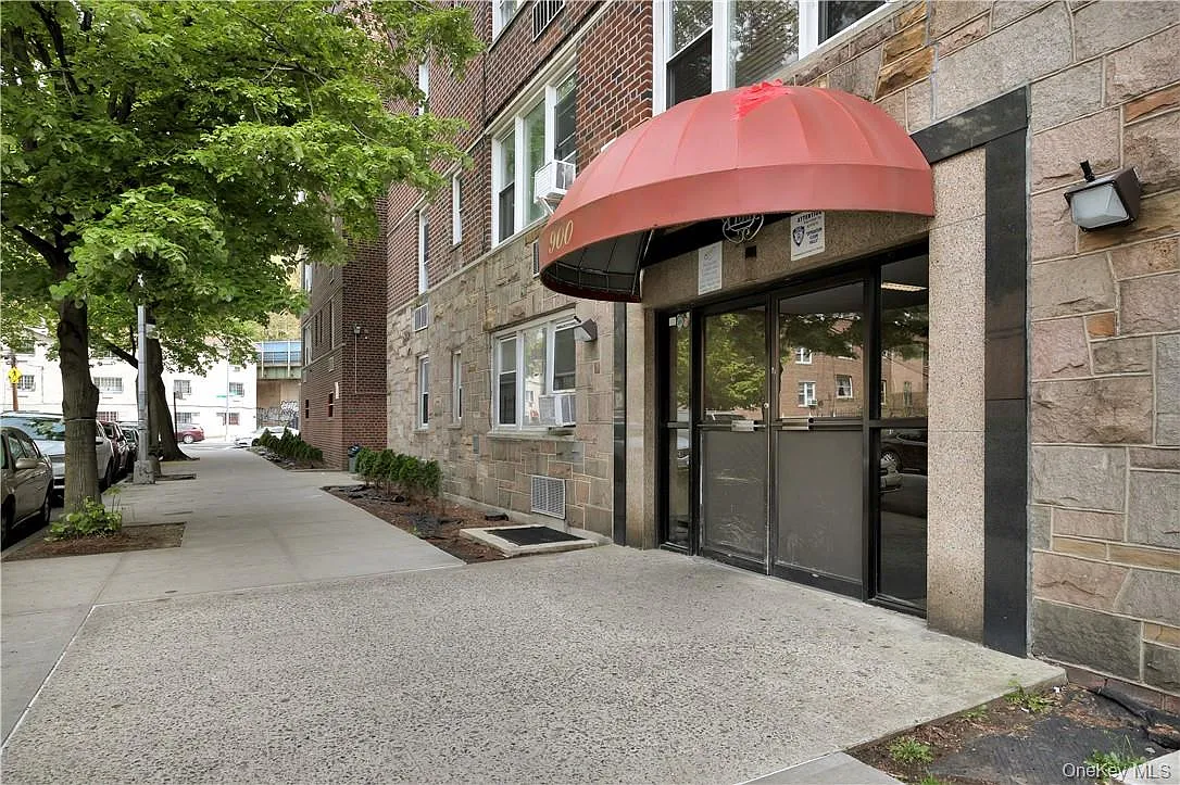 2 bed, 1.0 bath, 890 sqft, $2,705 — Photo 1