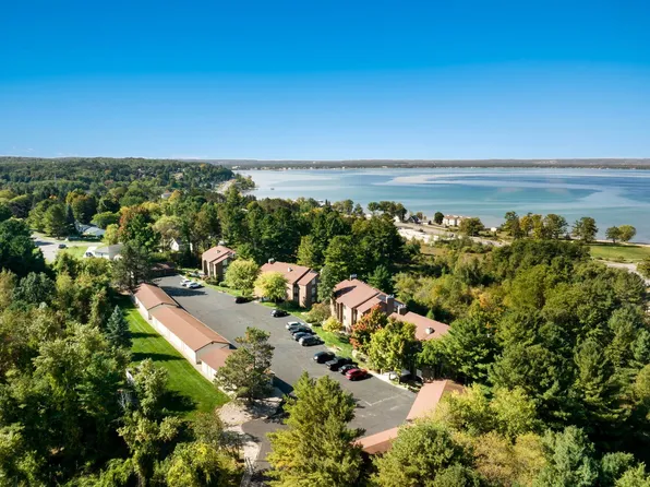 5883 Andorra Dr APT D2, Williamsburg, MI 49690