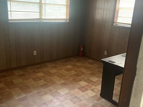 3rd image of 914 Jamestown Dr