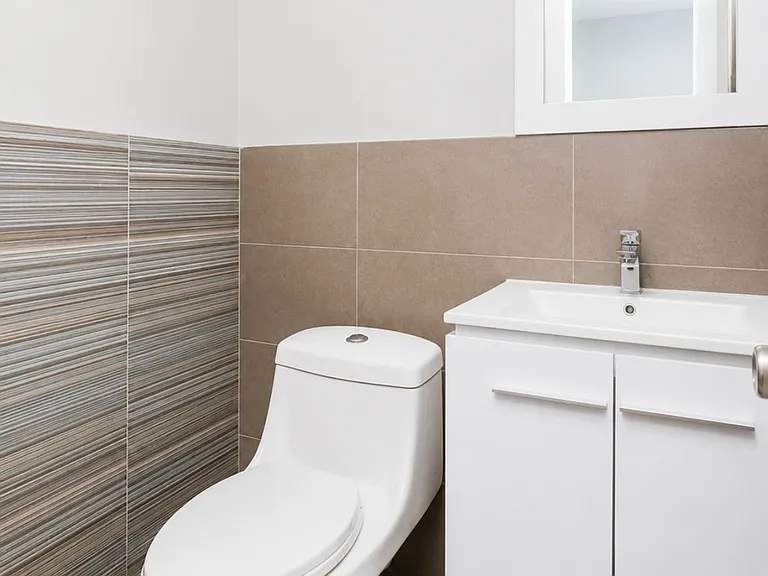 323 Melrose St #1L — Photo 11