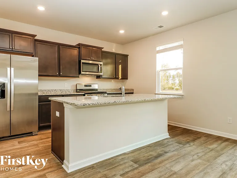 409 Zenith Blvd — Photo 8