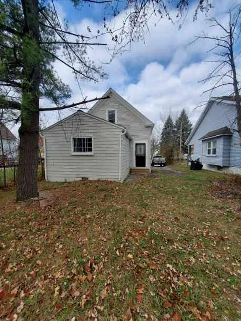 Charming 4-Bedroom Property in Prime Location — Photo 4