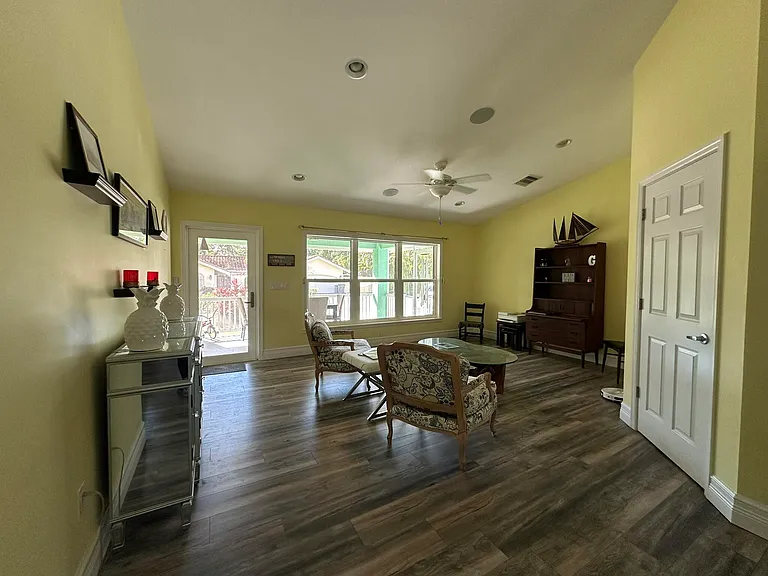 2415 Laurel Ln — Photo 5