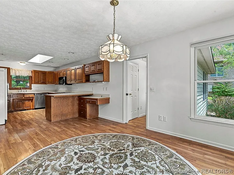 709 Essex Ct — Photo 8
