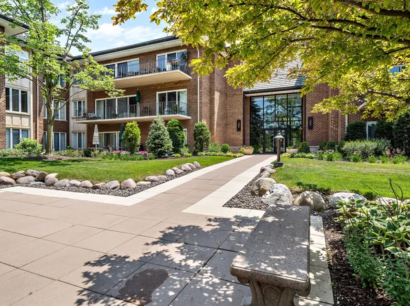 6 Oak Brook Club Dr APT J203, Oak Brook, IL 60523