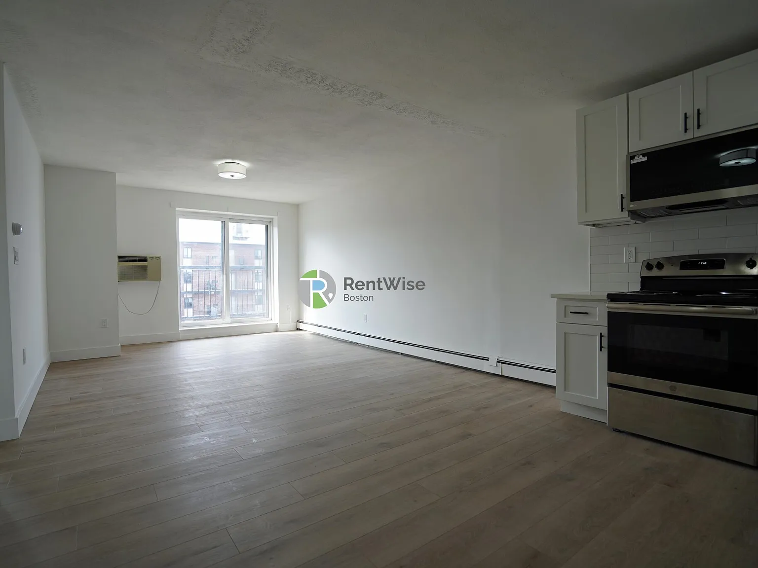 3 bed, 950 sqft, $3,950 — Photo 1