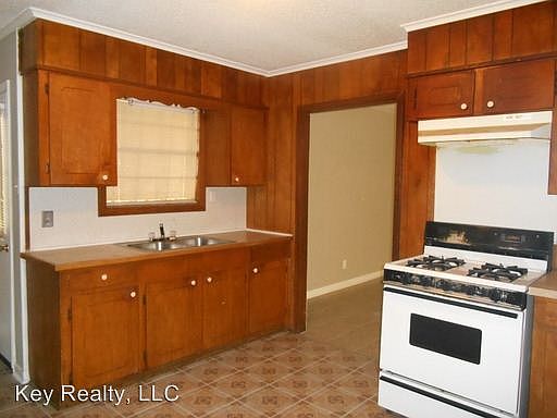 3rd image of 704 Leland St