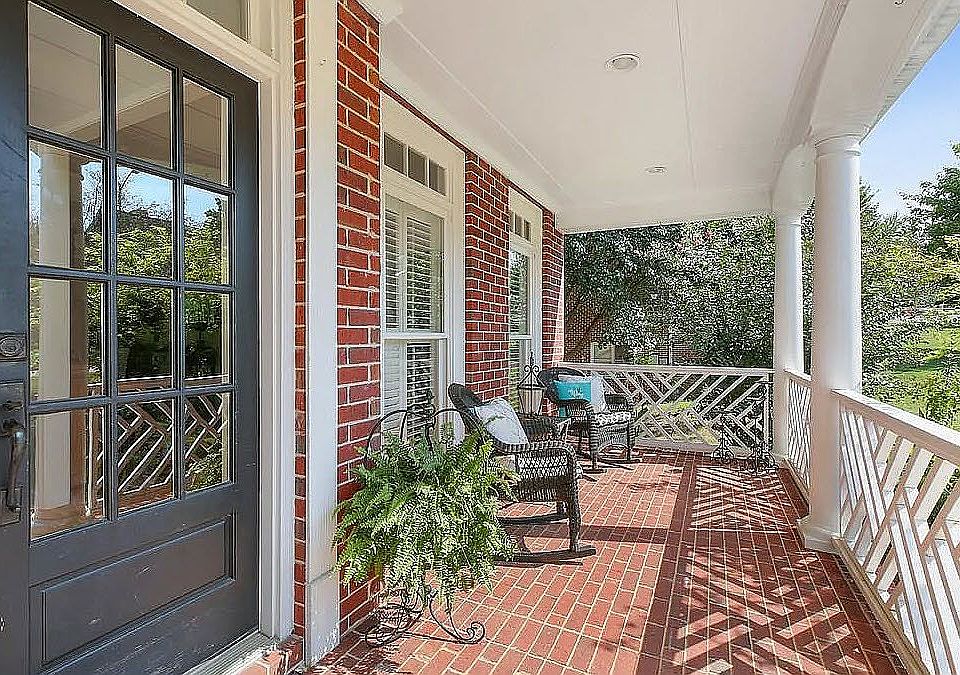 2nd image of 904 Ravenwood Way