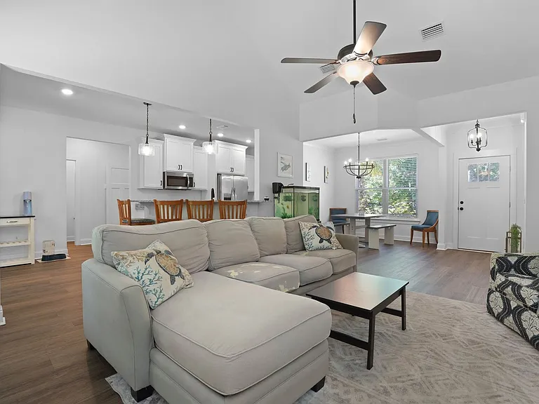 1003 Dolphin Ct NE — Photo 14