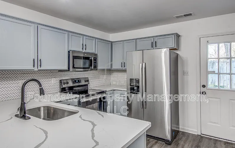 4 bed, 2.0 bath, 1438 sqft, $1,950 — Photo 4