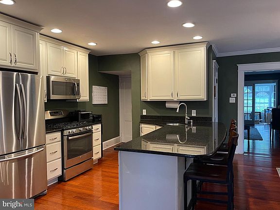 3rd image of 523 Country Club Rd