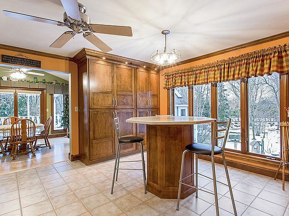 Dining area w/center table