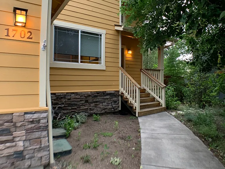 1702 SE Karena Ct — Photo 3