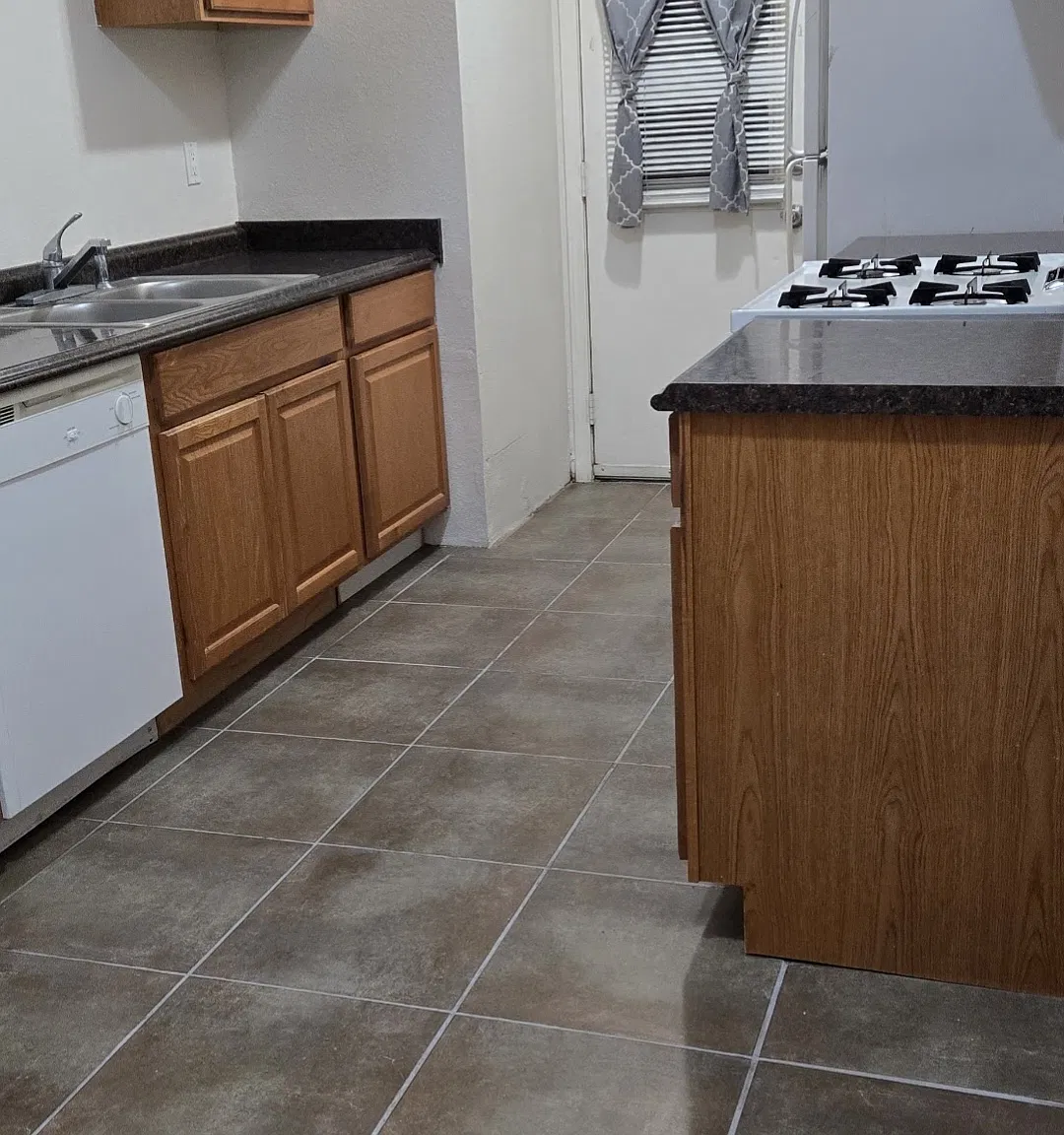 2557 Diamond St — Photo 2