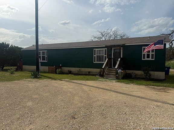 3rd image of 572 RIVER BLUFF CIR