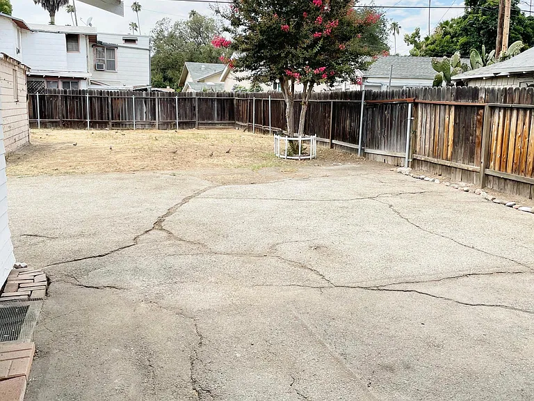 155 S Grand Oaks Ave — Photo 9