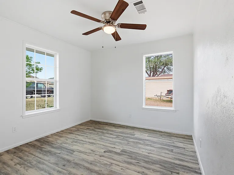 3811 Cedar Spring Dr — Photo 3
