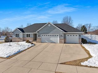 401 Lantern Ln, De Pere, WI 54115