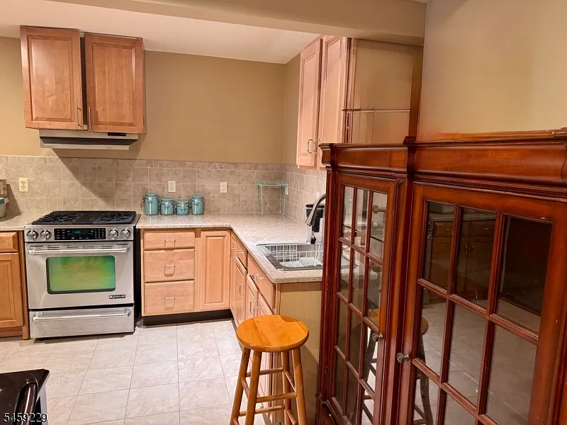 3 bed, 1.0 bath, $2,700 — Photo 3