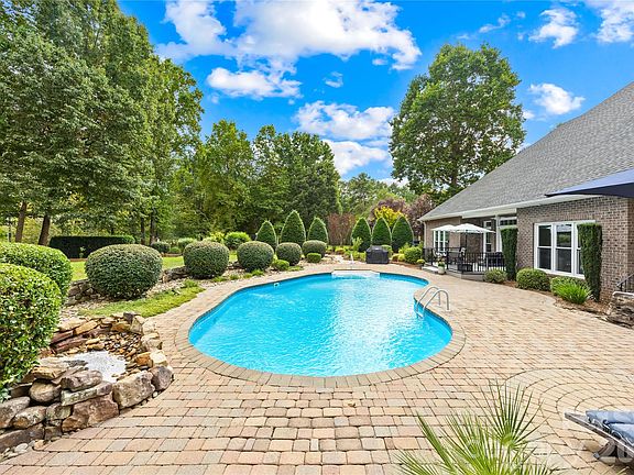 3rd image of 334 Riverwood Rd