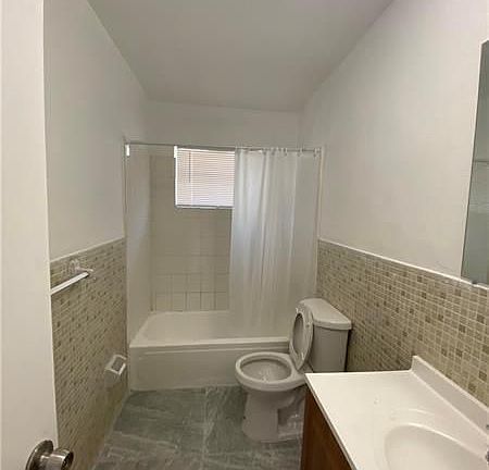 4th image of 2527 NE 191st St #2527