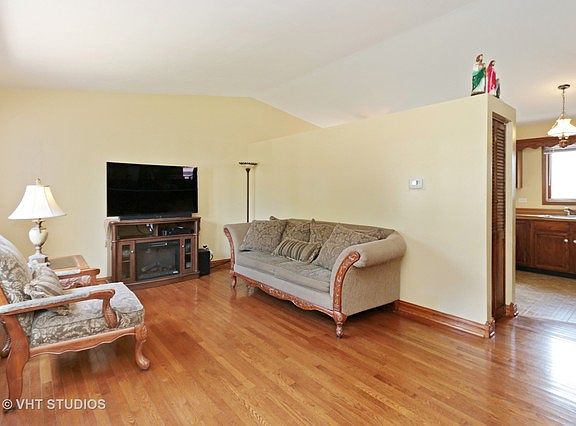 4th image of 215 Baldwin Ave