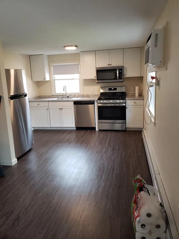 4 Greenleaf Dr — Photo 1
