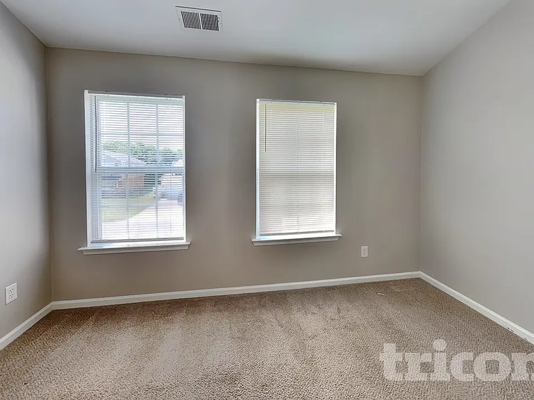106 Newport Dr — Photo 9