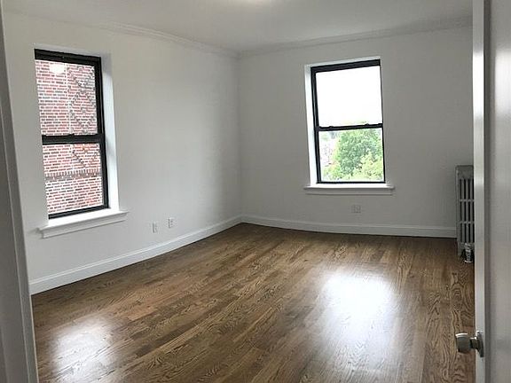 5th image of 15711 Sanford Ave APT 7D