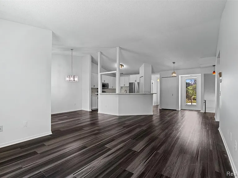 6680 Ridgefield Cir — Photo 10