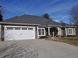 821 Duckview Ct, Winston Salem, NC 27106