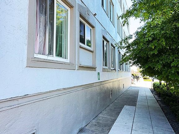 5th image of 2805 E 16th St #61