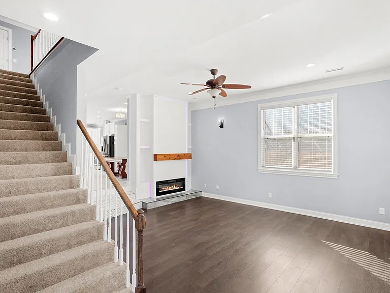239 E Bledsoe St — Photo 9