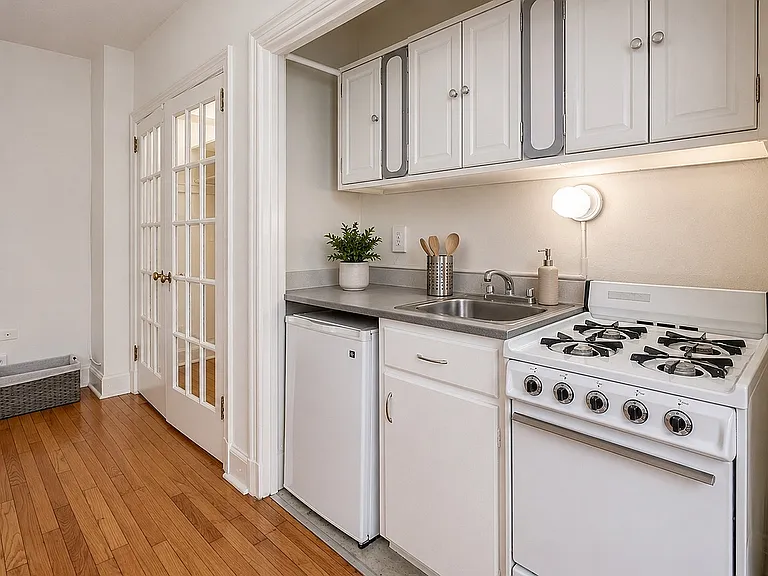Jefferson House Apartments — Photo 8