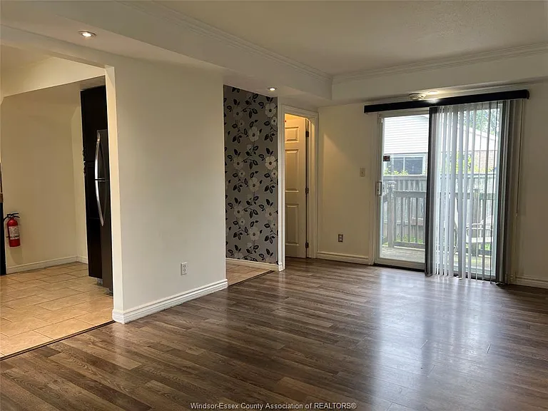 1464 Bayswater Cres — Photo 9