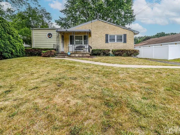 36 Hemlock Dr, Parlin, NJ 08859