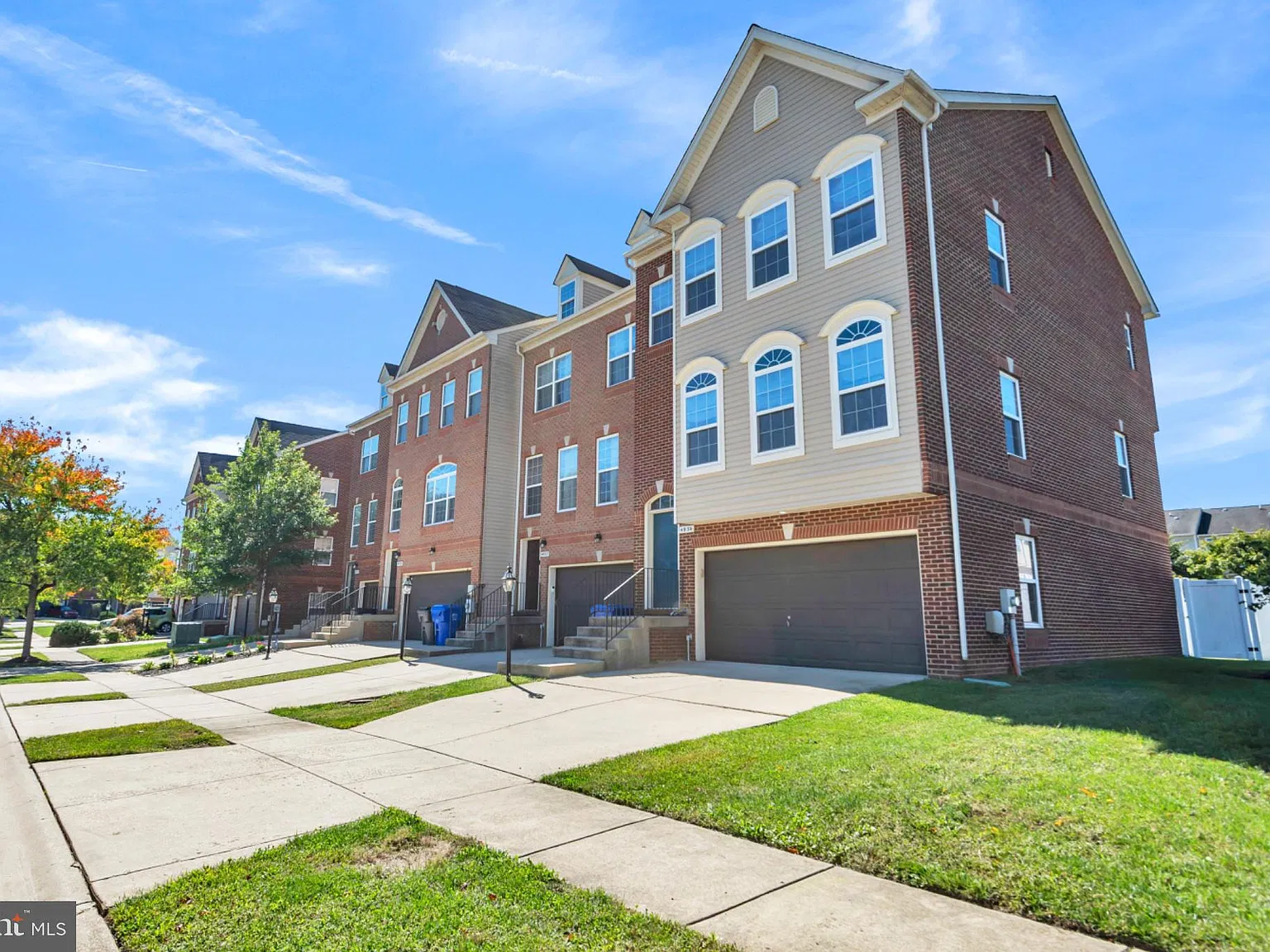 3 bed, 4.0 bath, 2264 sqft, $2,975 — Photo 2