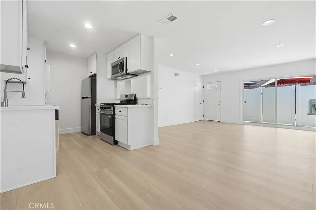 2 bed, 950 sqft, $3,000 — Photo 1