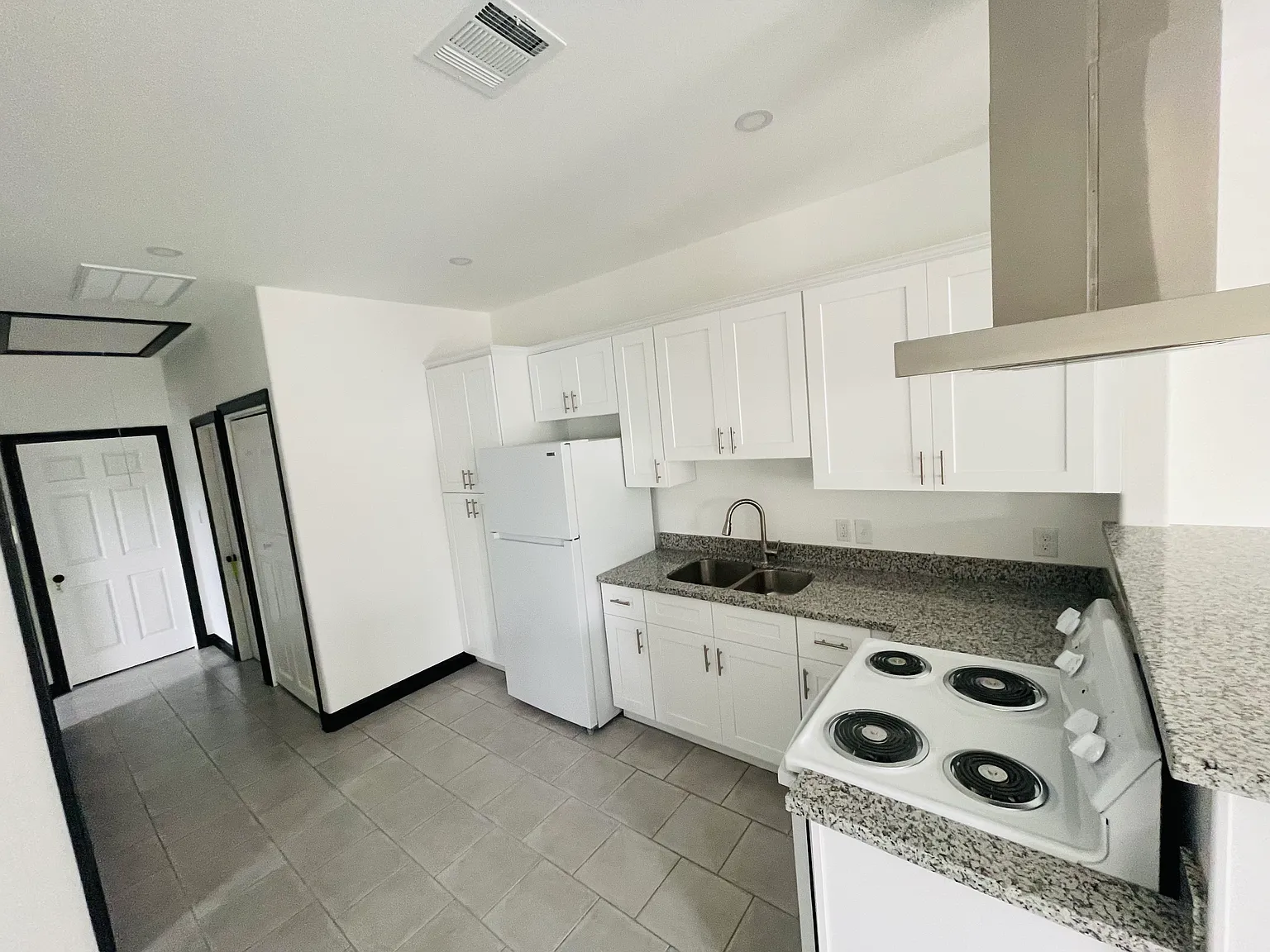 3 bed, 1000 sqft, $1,600 — Photo 4