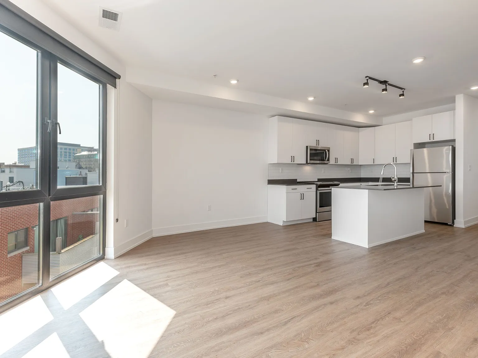 2 bed, 1000 sqft, $2,150 — Photo 2