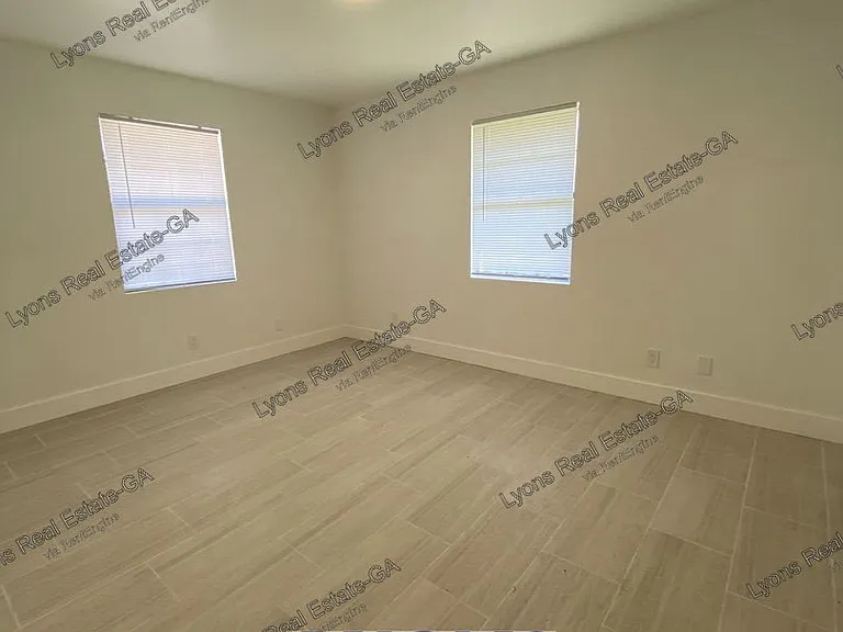 1028 S Gordon Ave — Photo 12