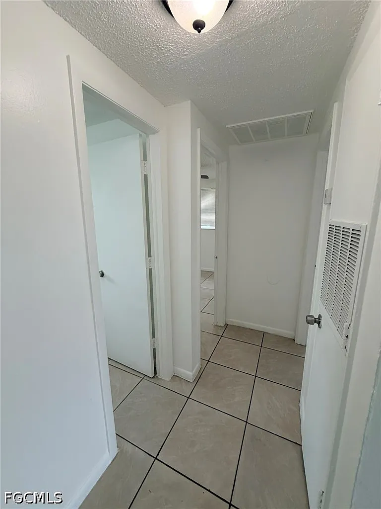 2 bed, 1.0 bath, 690 sqft, $1,200 — Photo 3