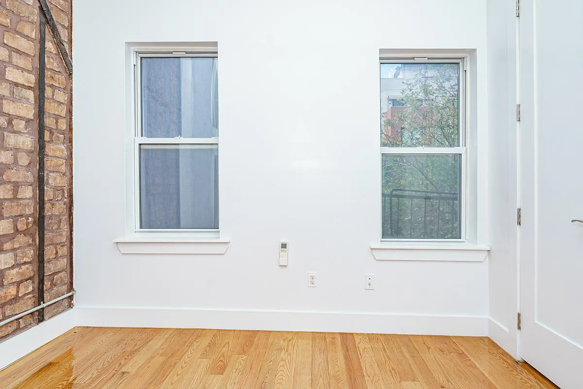 33 Montrose Avenue — Photo 4
