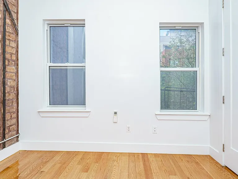 33 Montrose Ave #2L — Photo 12
